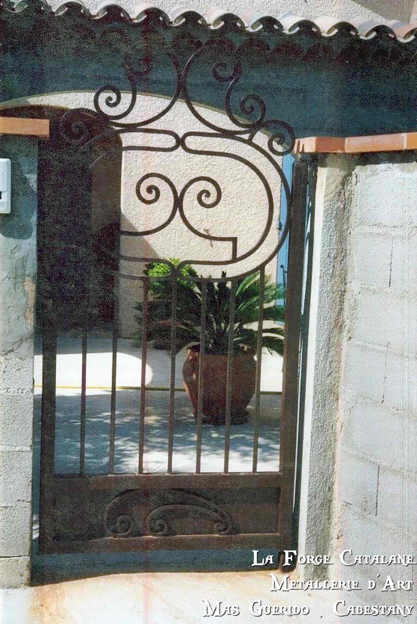 portillon soubassement tole partie haute ouvragee forge catalane.jpg